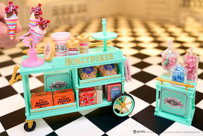 MGA's Miniverse Make It Mini Honeydukes Trolley- Harry Potter Mini-Sammlerstücke, 50+ Teile, Kunstharz-Bastelspiel, Nachgebildete Lebensmittel, Für Sammler & Kinder ab 8, Nicht ESSBAR