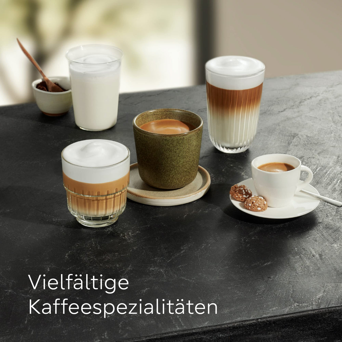 Siemens Kaffeevollautomat EQ300 TF301E19, für viele Kaffeespezialitäten, Milchaufschäumer, Keramikmahlwerk, OneTouch-Funktion, 1300 W, piano black