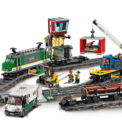 LEGO City Trains Güterzug - Zug Spielzeug, Gabelstapler, 32 Gleisstücke, Signalleuchten & 6 Minifiguren – Lokomotive Spielset für Kinder - Kreatives Geschenk für Jungen & Mädchen ab 6 Jahren - 60198