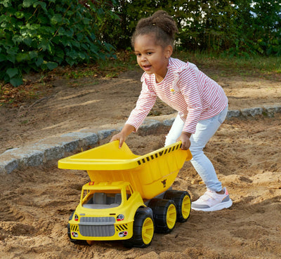 BIG Power Worker Mega Kipper (65 cm) - XXL Kipplaster mit großer Kippmulde (Platz für 12,8 l Ladung) und 6 Reifen für drinnen & draußen, Baustellenfahrzeug für Kinder ab 2 Jahre, gelb