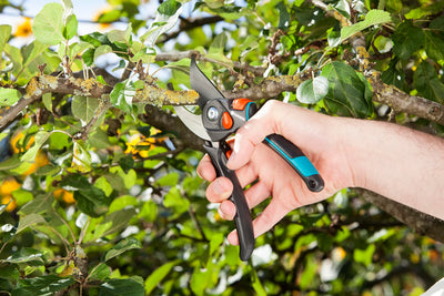 Gardena Gartenschere B/S XL: Pflanzenschonende Baumschere mit Bypass-Schneide für Äste und Zweige, max. Schneid-Durchmesser 24 mm, stufenlose Grifföffnung (8905-20)