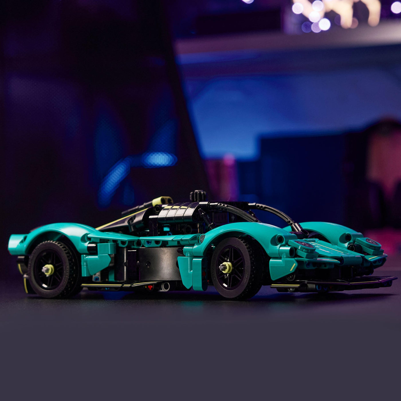 LEGO Technic Aston Martin Valkyrie Rennwagen Spielzeug - Modell-Bauset mit V12-Motor und aufklappbaren Flügeltüren - Sammlergeschenk für Jungen und Mädchen ab 9 Jahren - 42208