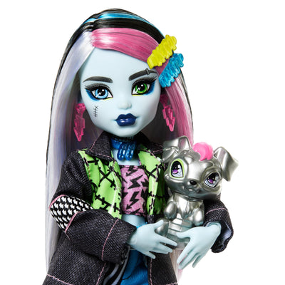 Monster High Frankie Stein-Puppe in Jeansjacke und Shorts, zum Lieferumfang gehören auch Ihr Hund Watzie und Zubehörteile wie EIN Rucksack, EIN Snack und EIN Notizbuch, HXH73