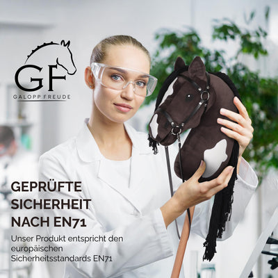 GaloppFreude® Hobby Horse Pferde Braunschecke – Großes A3 Steckenpferd mit Schraubstab & Trense – Hobby Horsing Pferd zum Reiten für Kinder & Stockpferd mit Langer Mähne – Inkl. Hobby Horse Zubehör