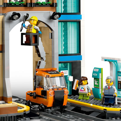 LEGO City Trains Hauptbahnhof - Wartungsfahrzeug-Spielzeug, funktionierendem Hublift, 2 Plattformen & 1 Gleisstück sowie 6 Minifiguren – Kreatives Geschenk für Jungen & Mädchen ab 7 Jahren - 60469