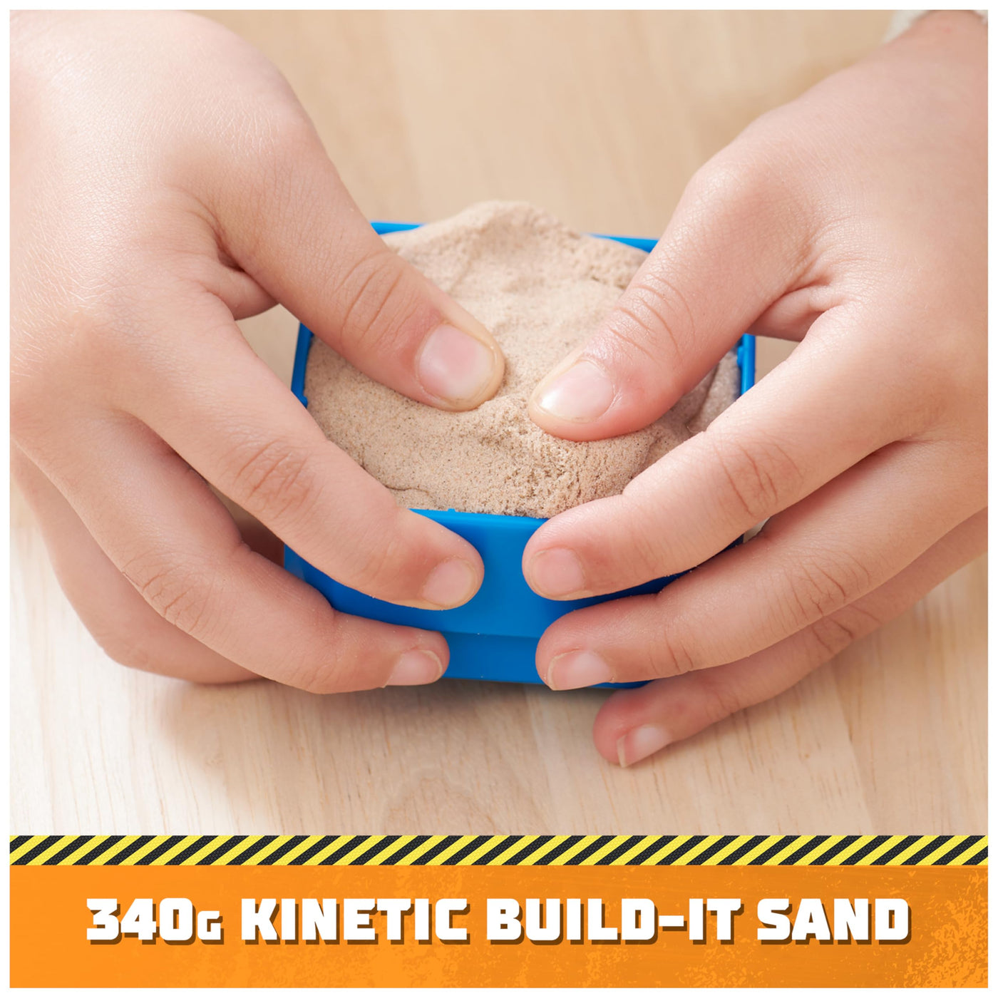 Rubble & Crew – Baupfoten Hof Kran-Spielset (68 cm) mit Rubble-Actionfigur, Planierraupen-Baufahrzeug und 340 g Kinetic Sand Build-it Sand, Spielzeug geeignet für Kinder ab 3 Jahren