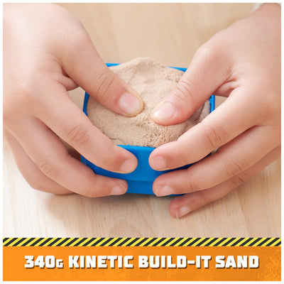 Rubble & Crew – Baupfoten Hof Kran-Spielset (68 cm) mit Rubble-Actionfigur, Planierraupen-Baufahrzeug und 340 g Kinetic Sand Build-it Sand, Spielzeug geeignet für Kinder ab 3 Jahren