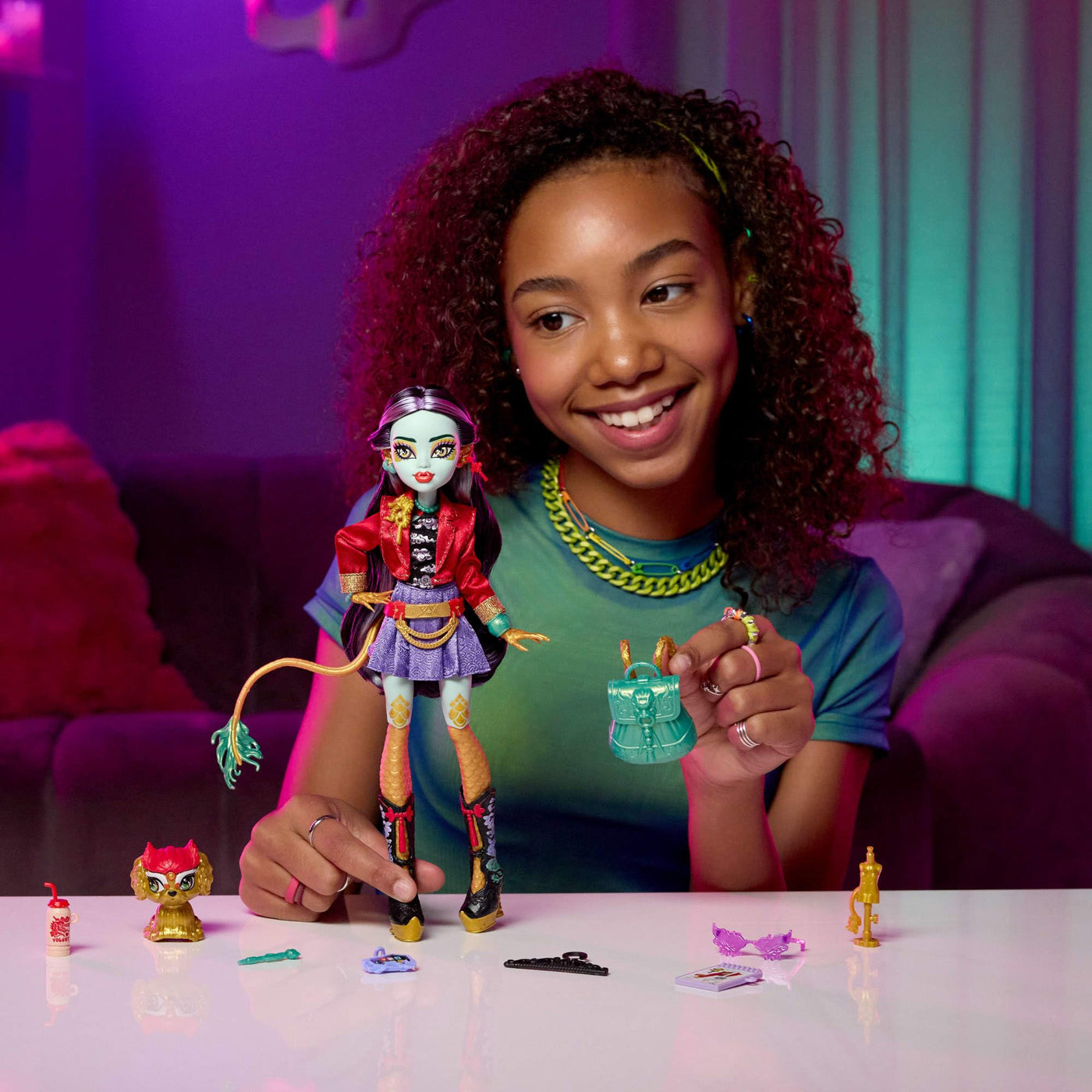 Monster High-Puppe Jinafire Long, Drachenmädchen mit Haustierhund Cloudy Yun Yun“ und 7 Accessoires wie einem Zeichen-Pad, einem Joghurt-Getränk, einem Rucksack und vielem mehr, HYV58