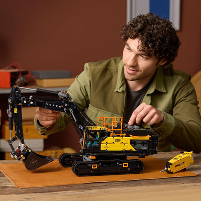 LEGO Technic Volvo EC500 Hybrid-Bagger - Spielzeug Automodell mit Motor für Erwachsene mit beweglichem Ausleger, Kettenantrieb sowie austauschbarem Hammer und Schaufel - Geschenkidee - 42215