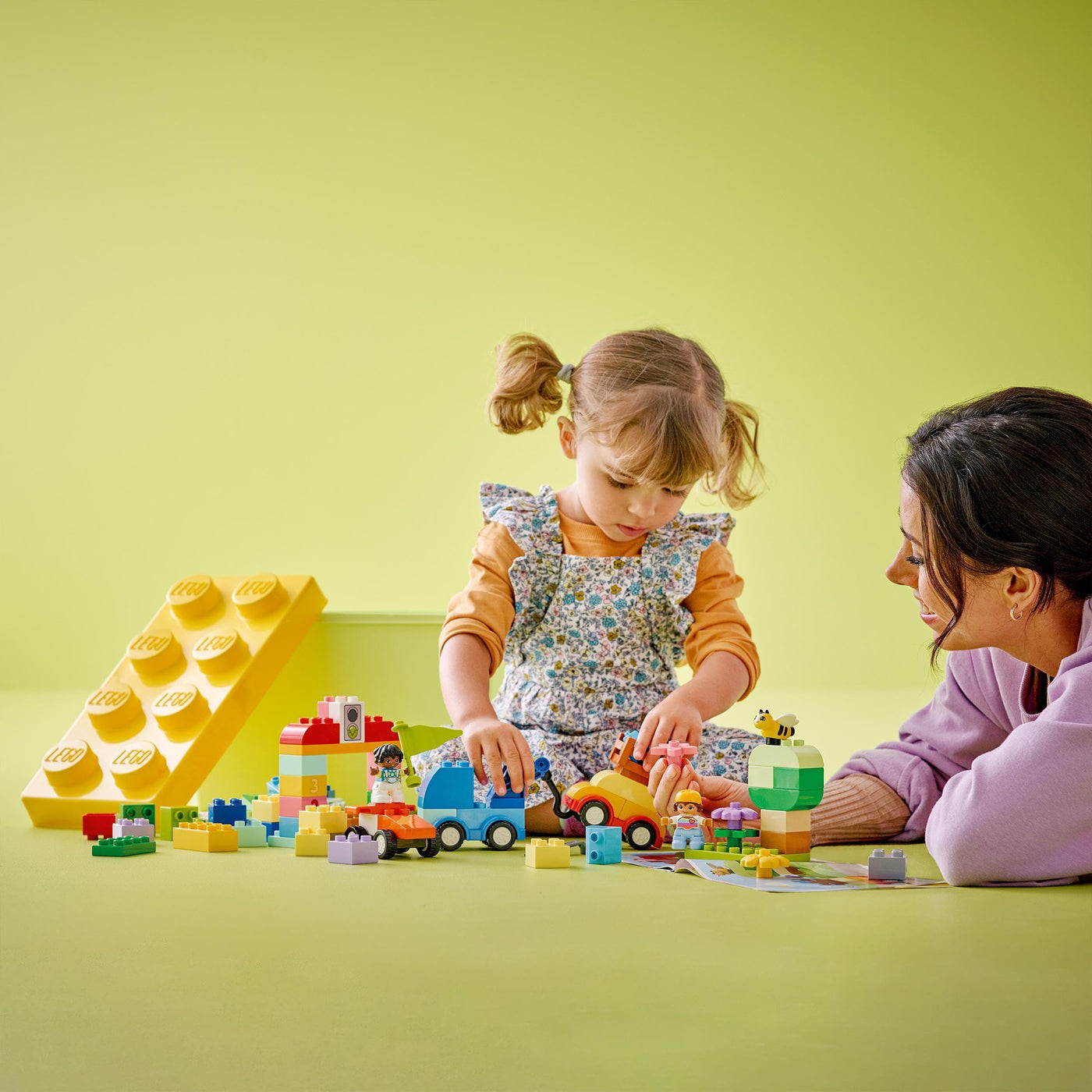 LEGO DUPLO Steinebox Autos und LKWs – Lernspielzeug für Jungen & Mädchen ab 1 Jahr – Spielzeug für Kleinkinder mit 1-2-3 Steinen, 2 Figuren und 3 Fahrzeugen zum Spielen und Bauen – Geschenk – 10439