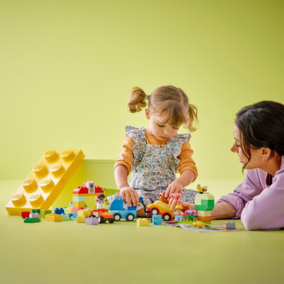 LEGO DUPLO Steinebox Autos und LKWs – Lernspielzeug für Jungen & Mädchen ab 1 Jahr – Spielzeug für Kleinkinder mit 1-2-3 Steinen, 2 Figuren und 3 Fahrzeugen zum Spielen und Bauen – Geschenk – 10439