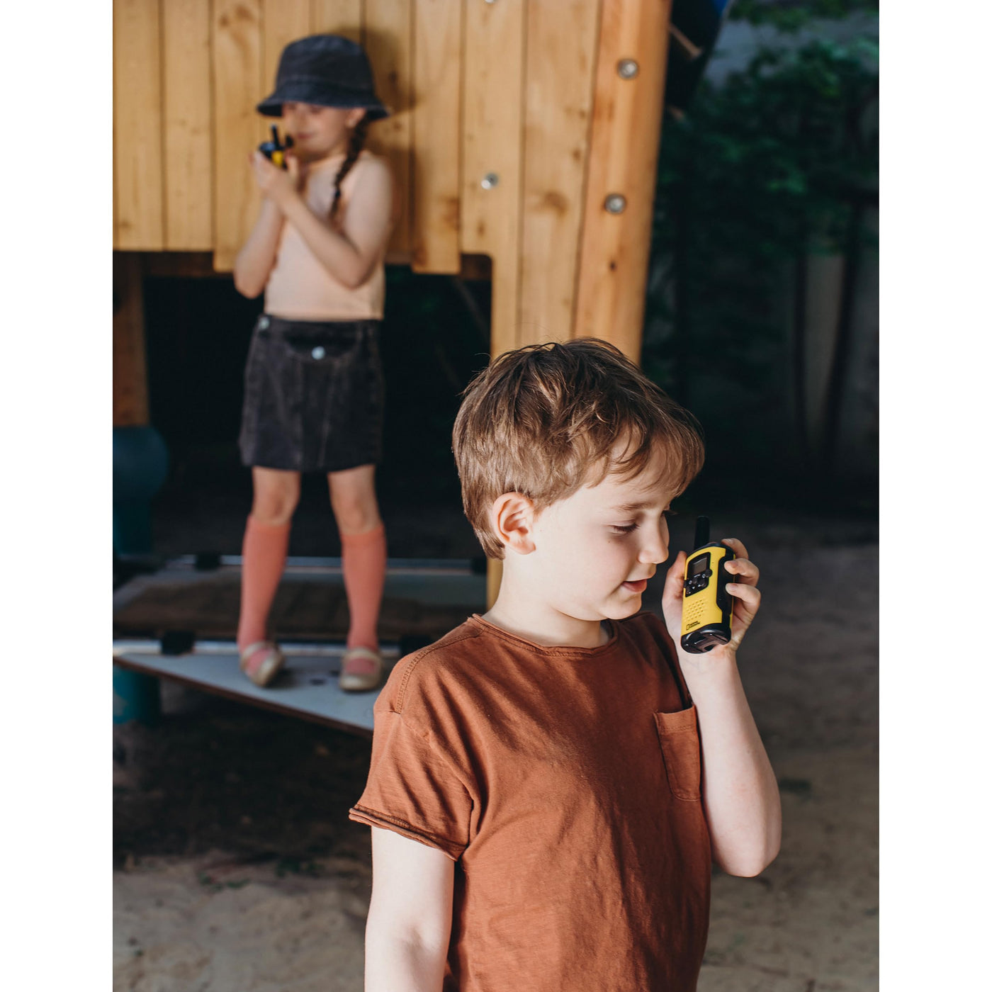 National Geographic Walkie-Talkie 2er-Set, kompakte Funkgeräte mit sehr hoher Reichweite bis zu 6 km, Frei-Hand-Funktion und integrierter Taschenlampe, Schwarz-Gelb, 9111450