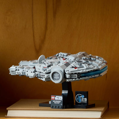 LEGO Star Wars 75375 Millenium Falke – Raumschiff-Modell für Erwachsene mit Display-Ständer und Namensschild als Coole Schreibtischdeko – Geschenk für Fans von Eine Neue Hoffnung