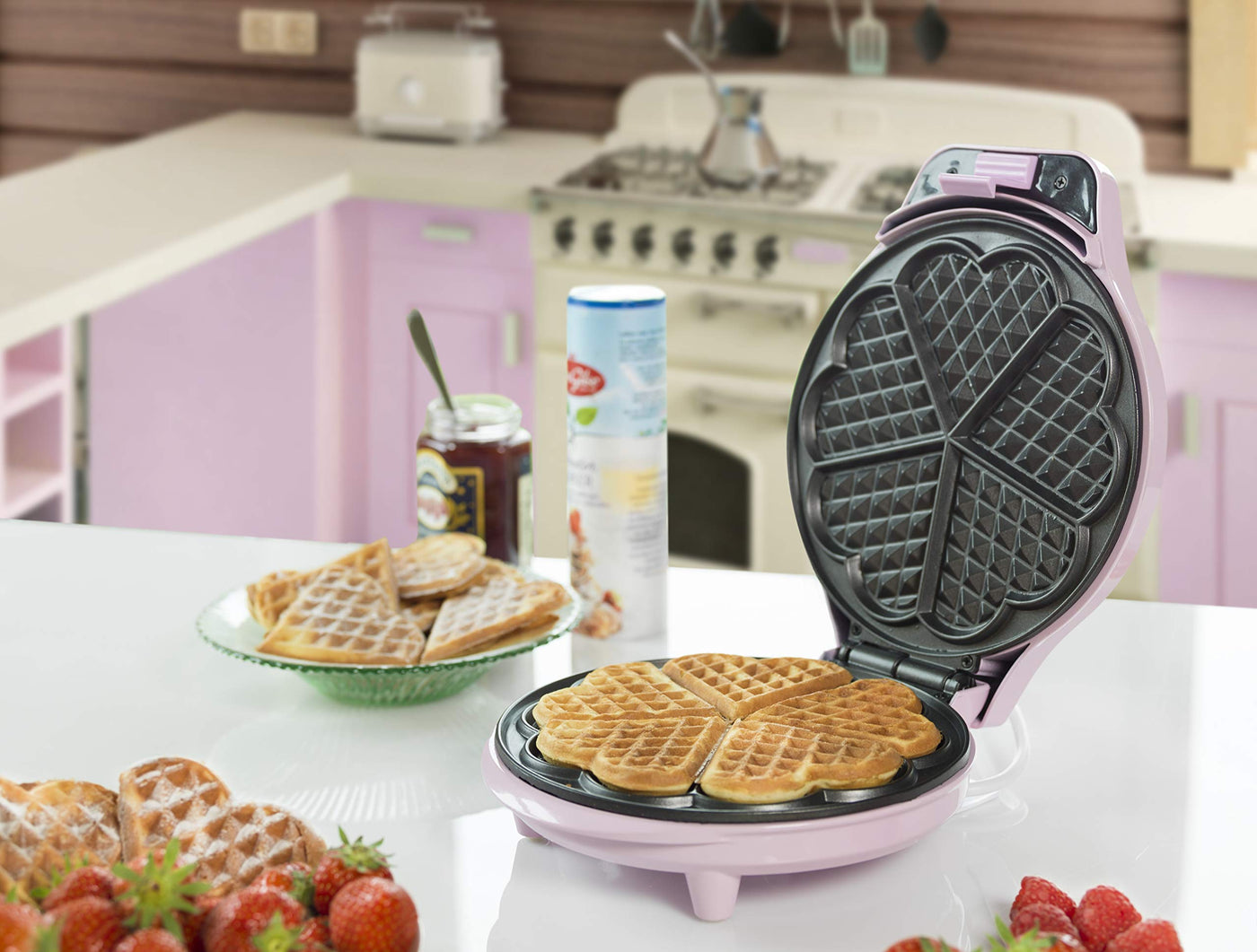 Bestron Waffeleisen für klassische Herzwaffeln, Waffelmaker mit Antihaftbeschichtung für Waffeln in Herzform, Retro Design, inklusive Rezeptvorschläge, 700 Watt, Farbe: Rosa