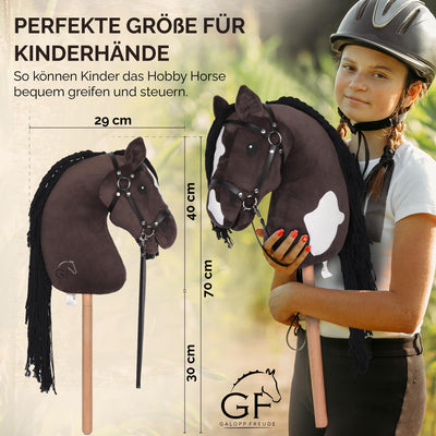 GaloppFreude® Hobby Horse Pferde Braunschecke – Großes A3 Steckenpferd mit Schraubstab & Trense – Hobby Horsing Pferd zum Reiten für Kinder & Stockpferd mit Langer Mähne – Inkl. Hobby Horse Zubehör