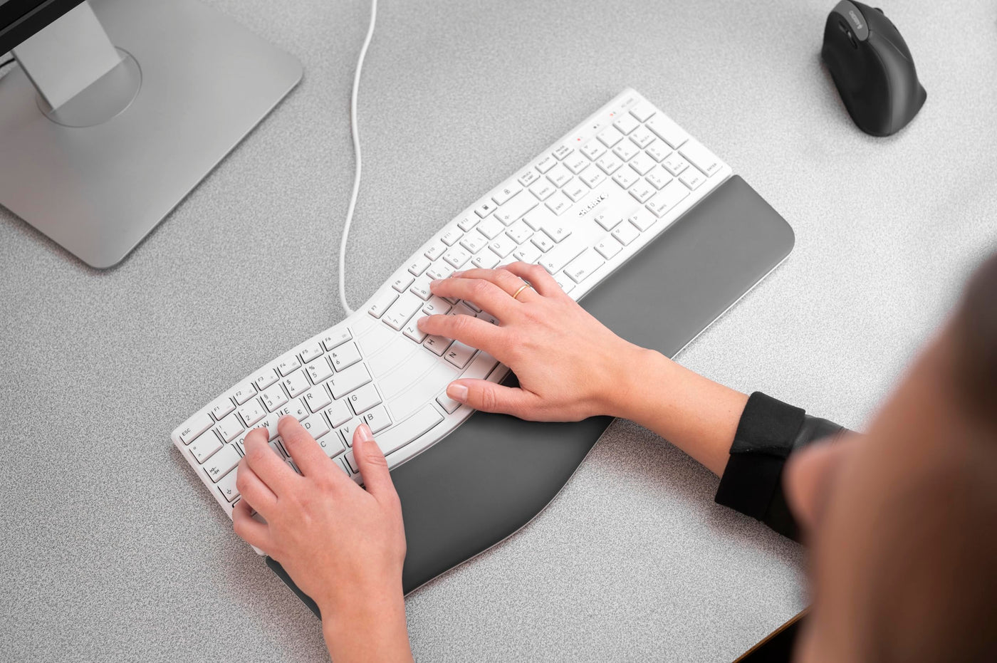 CHERRY KC 4500 ERGO, Ergonomische Tastatur, Deutsches Layout (QWERTZ), Kabelgebunden, Handballenauflage mit Memory-Schaum, Geschwungenes Tastenfeld, Weiß-Grau