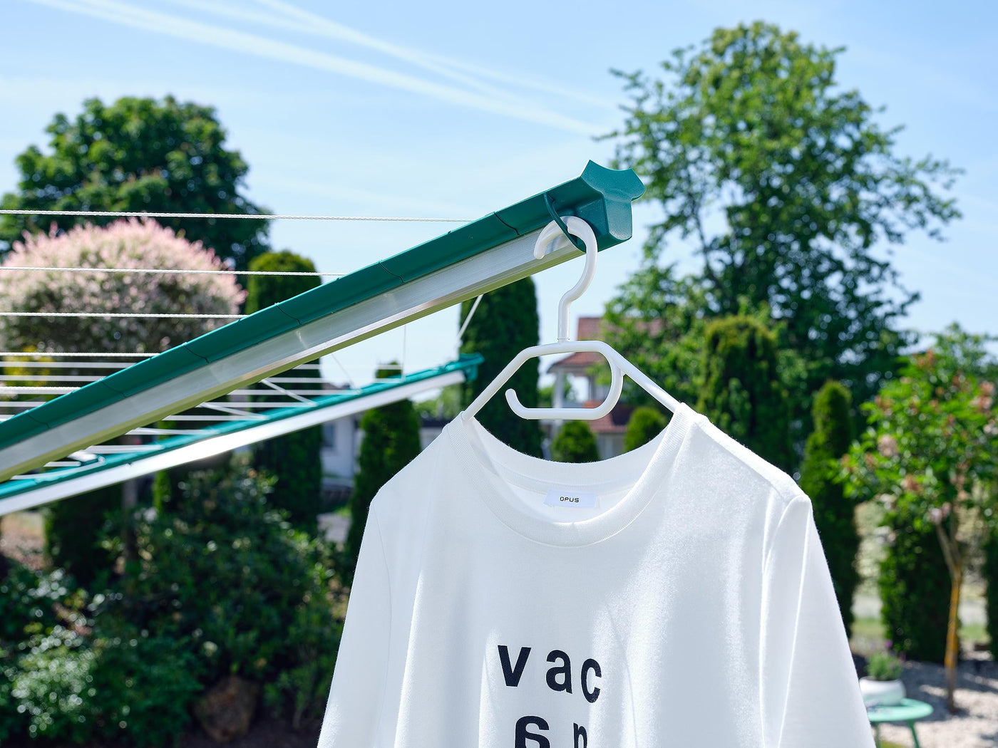 Leifheit Wäschespinne Linomatic 500 Deluxe Cover mit Leineneinzug für saubere Wäsche, Wäscheschirm für die ganze Familie, Wäscheständer inkl. Bodenhülse und Schutzhülle, 50m Leine für 5 Wäscheladungen