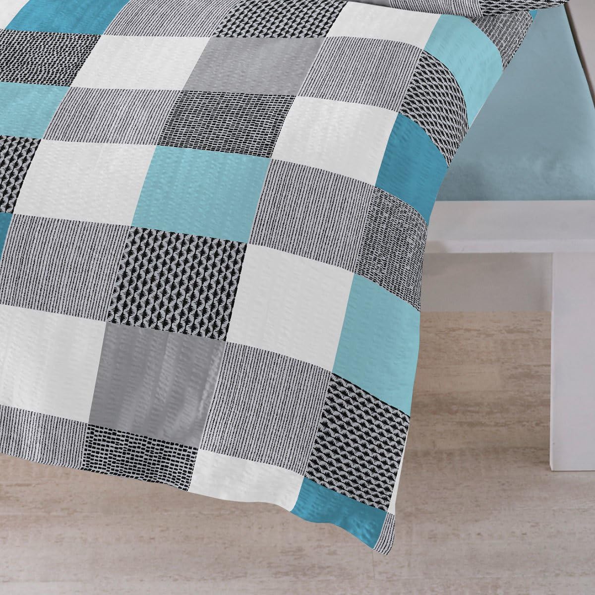 Traumschlaf Seersucker Bettwäsche Set • luftig leichte Sommerbettwäsche im Quadrate Design bügelfrei mit Reißverschluss • 135x200 cm + 80x80 cm