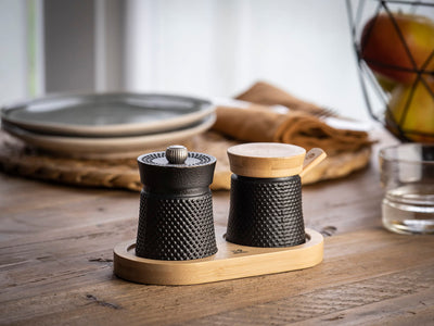 PEUGEOT - Geschenkset Bali Palais des Épices - Pfeffermühle 8 cm aus Gusseisen + Salzbehälter aus Gusseisen + Bambustablett - Klassische Mahlgradeinstellung - Schwarz/Naturfarben