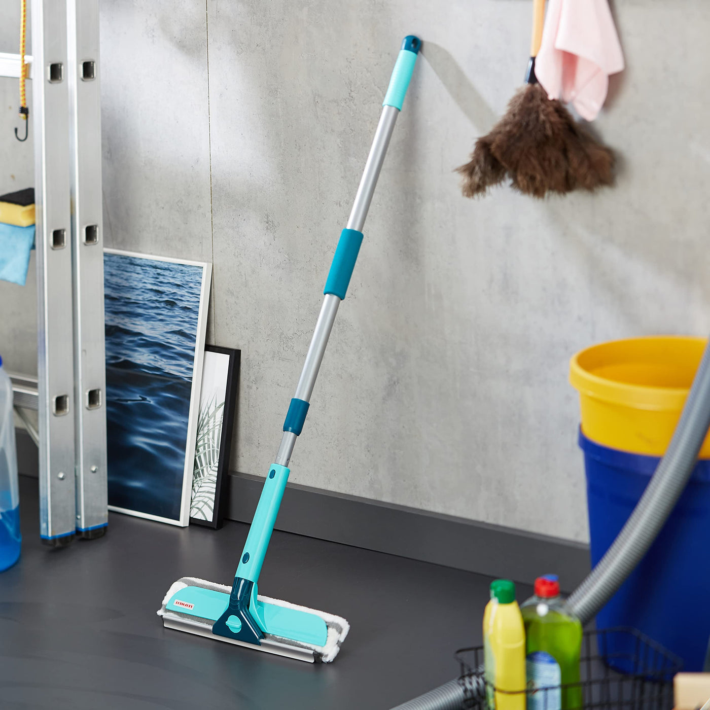 Leifheit Fensterwischer Classic Telescope, 2in1 Fensterreiniger mit Mikrofaserbezug für hartnäckigen Schmutz, ausziehbare Teleskopstange von 90 bis 150 cm, Abzieher für streifenfreie Fenster