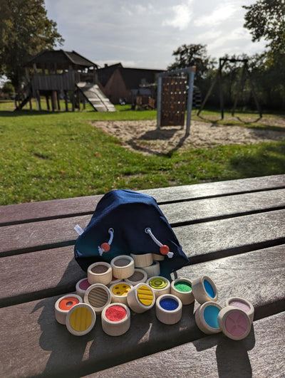 goki 59004 Fühlmemo Holz und Textil, Taktiles Lernspiel für die ganze Familie, unterschiedliche Oberflächen, Förderung Feinmotorik und Tastsinn, 32-er Set, ab 3 Jahren