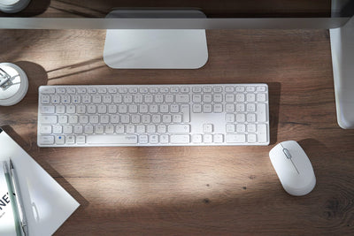 Rapoo 9600M kabelloses Tastatur-Maus Set Wireless Deskset 1300 DPI Sensor wiederaufladbarer Akku flaches Aluminium Design DE-Layout QWERTZ PC & Mac - weiß