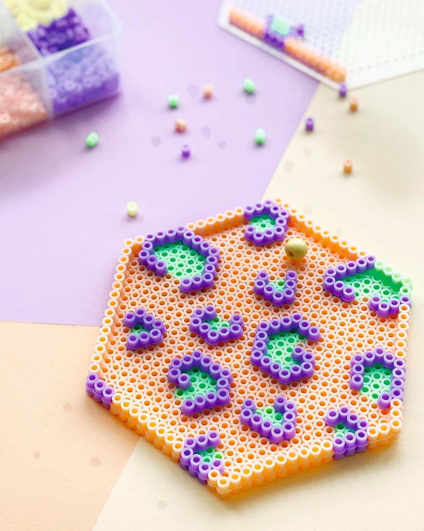 folia 73219 - Bügelperlen im Eimer, 30.000 Stück sortiert in 22 verschiedenen Farben, Durchmesser ca. 5 mm, tolle Ergänzung zu den Stiftplatten