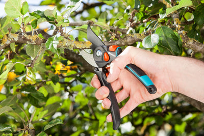 Gardena Gartenschere B/S XL: Pflanzenschonende Baumschere mit Bypass-Schneide für Äste und Zweige, max. Schneid-Durchmesser 24 mm, stufenlose Grifföffnung (8905-20)