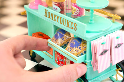 MGA's Miniverse Make It Mini Honeydukes Trolley- Harry Potter Mini-Sammlerstücke, 50+ Teile, Kunstharz-Bastelspiel, Nachgebildete Lebensmittel, Für Sammler & Kinder ab 8, Nicht ESSBAR