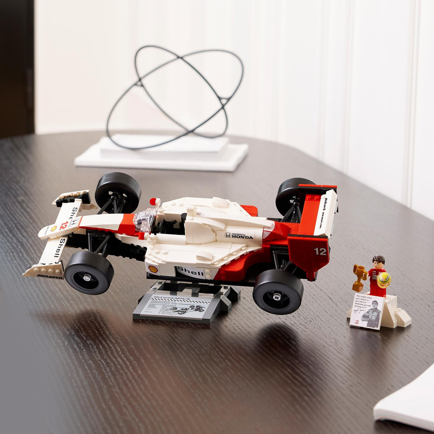 LEGO Icons McLaren MP4/4 & Ayrton Senna Modellauto Set, F1 Rennwagen Bausatz für Erwachsene mit Rennfahrer Mini-Figur, Sammlerstück, Geschenk-Idee zum Geburtstag für Männer, Frauen, Ihn & Sie 10330