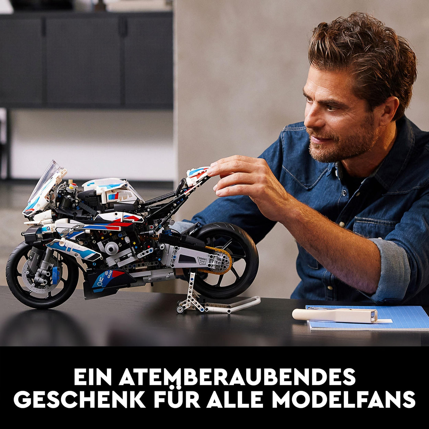LEGO Technic BMW M 1000 RR Motorrad-Modell, Modellbausatz für Erwachsene, Set als Geschenk zum Basteln für Männer und Frauen, als Home- oder Büro-Deko 42130