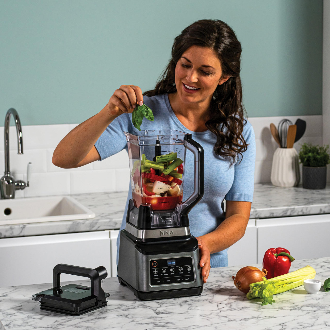 Ninja 3-in-1 Küchenmaschine & Mixer mit 5 Programmen: Mixen, Max Mixen, Hacken, Mischen, Pürieren, 1,8L Schüssel, 2,1L Krug, 700ml Becher, 1200W, spülmaschinenfest, Auto-iQ, Schwarz BN800EU