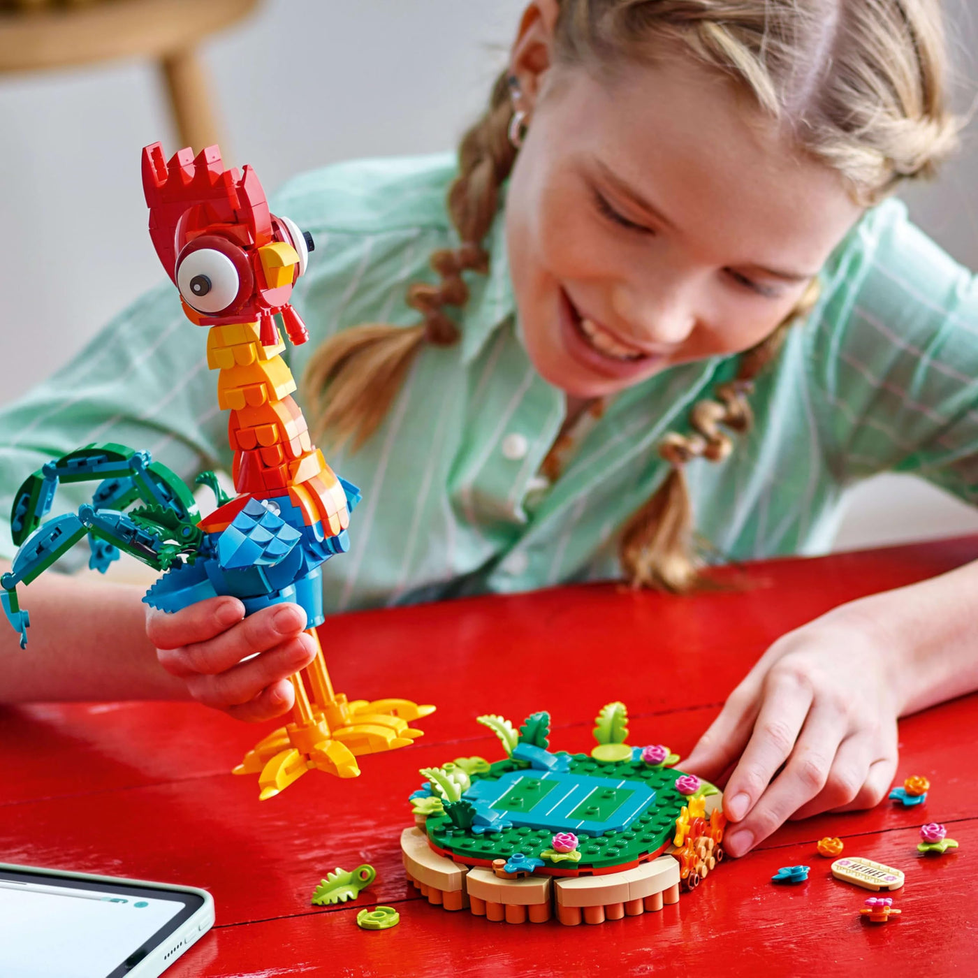 LEGO ǀ Disney Vaiana 2: Heihei Spielzeug - Tierfigur zum Spielen & Ausstellen mit drehbarem Kopf, beweglichen Flügeln & Schwanzfedern sowie Ständer – Geschenk für Mädchen ab 9 Jahren – 43272