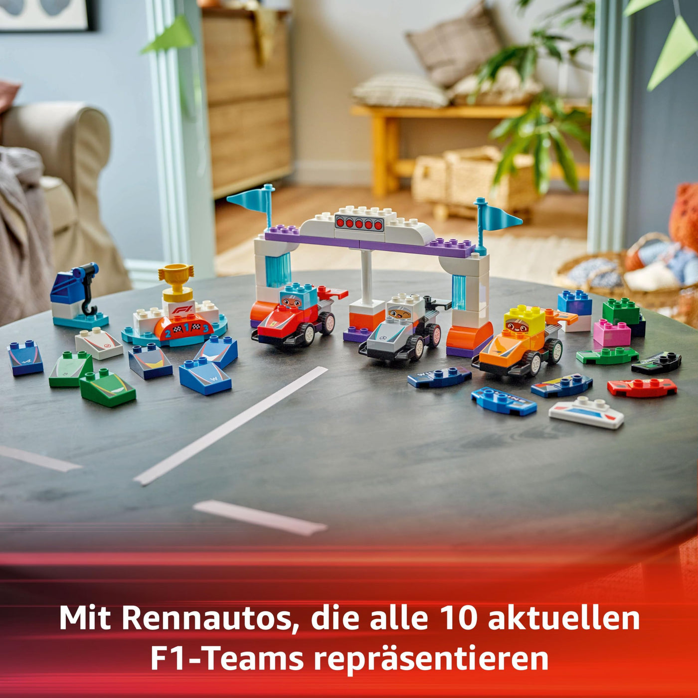 LEGO DUPLO Town F1 Team Rennautos mit Rennfahrern - Montessori Spielzeug für Mädchen & Jungen - Lernspielzeug für Kinder ab 2 Jahren - 10 Spielzeug Autos mit Kran, Startlichtern, Siegerpodest - 10445