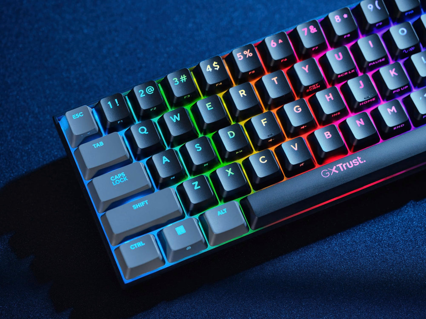 Trust Gaming GXT 867 Acira 60% Mechanische Tastatur Deutsches QWERTZ Layout, RGB Beleuchtung, Doppelt Belegte Tasten, USB Mini Tragbare Programmierbare Kleine Gaming Tastatur 60 Prozent PC Laptop