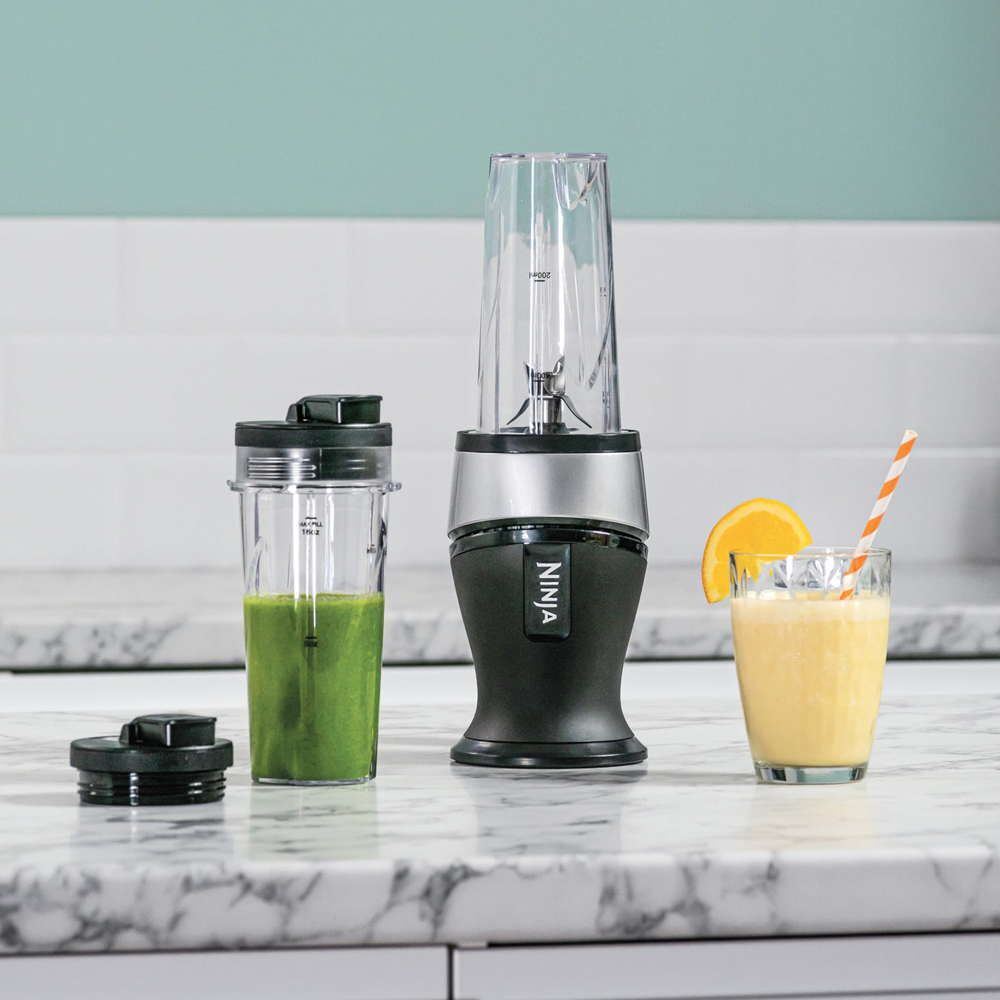Ninja 700W Slim Mixer & Smoothie Maker, 2x 470ml Becher mit Ausgussdeckel, persönlicher Mixer, Zerkleinert Eis & Gefrorenes Obst, Silber/Schwarz QB3001UKS