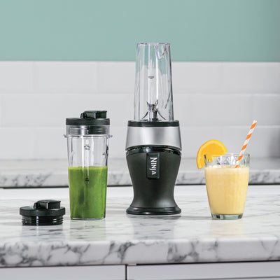Ninja 700W Slim Mixer & Smoothie Maker, 2x 470ml Becher mit Ausgussdeckel, persönlicher Mixer, Zerkleinert Eis & Gefrorenes Obst, Silber/Schwarz QB3001UKS