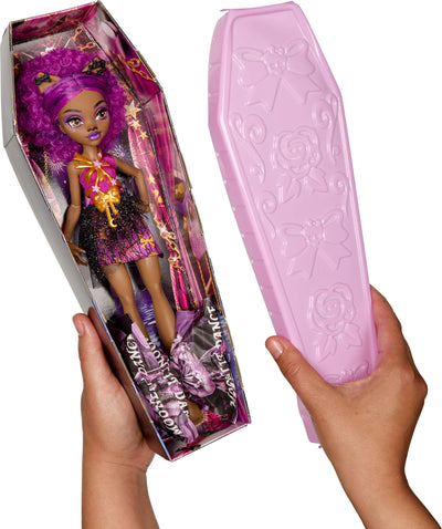 Monster High Buried-Secrets-Puppen und Accessoires, Cozy-Creepover-Thema mit geheimnisvoller Puppe und 5 Überraschungen beim Auspacken (Figuren können variieren), HYV64