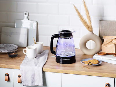 Russell Hobbs Wasserkocher [1,7l, 2400W, optimierte Design-Ausgusstülle aus Glas, LED-Beleuchtung] Classic Design (Schnellkochfunktion, abnehmbarer Deckel, Kalkfilter,Boden aus Edelstahl)26080-70