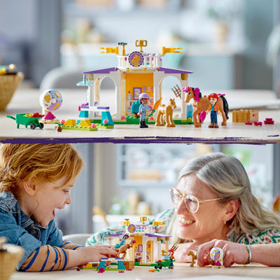 LEGO 41746 Friends Reitschule Set mit 2 Spielzeug-Pferden, Aliya und Mia Mini-Puppen, Reitstall- und Pferdespielzeug, Tierpflege-Geschenk für Kinder, Mädchen und Jungen ab 4 Jahre