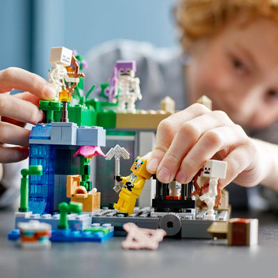LEGO 21189 Minecraft Das Skelettverlies, Set mit Höhlen, Skelettfiguren, feindlichen Kreaturen und Zubehör, Spielzeug für Kinder