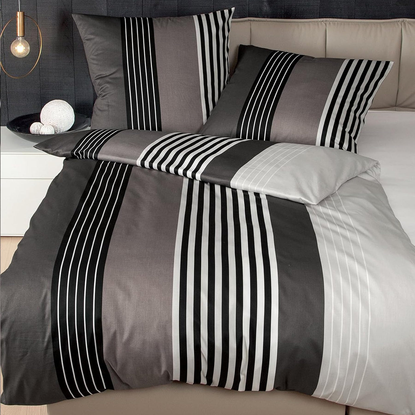 Janine Mako Satin Bettwäsche J.D. 135x200 cm + 80x80 cm schwarz-Taupe aus naturreiner gekämmter Mako Baumwolle