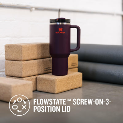 Stanley Quencher H2.0 FlowState Trinkflasche mit Strohhalm 1.18 - Thermobecher Kühlt 11 Stunden - 48 Stunden Eisgekühlt - Spülmaschinenfest - Thermosflasche BPA Frei - Kaffeebecher To Go - Plum