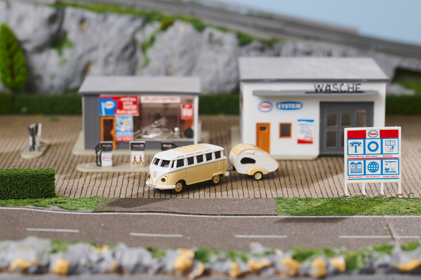 Carson 500504164 1:87 VW T1 Samba Bus mit Wohnwagen 2.4GHz 100% - Fahrfertiges Modell, RC Auto, H0 Auto,RC Modell,Diorama Fahrzeug