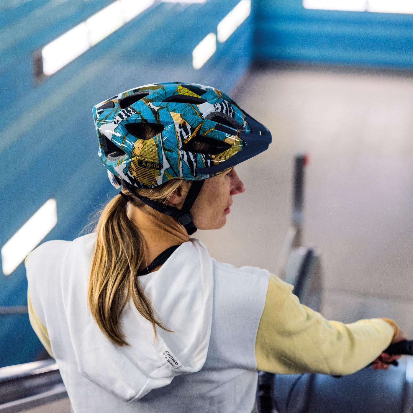 ABUS Stadthelm Aduro 2.0 - Allround-Fahrradhelm mit Licht - in sportivem Design für den Stadtverkehr - für Damen und Herren - Hellblau/Orange, Größe L