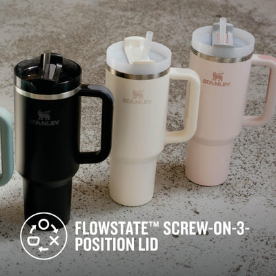 Stanley Quencher H2.0 FlowState Trinkflasche mit Strohhalm 1.2L - Thermobecher Kühlt 11 Stunden - 48 Stunden Eisgekühlt - Spülmaschinenfest - Thermosflasche BPA Frei - Kaffeebecher To Go - Cream