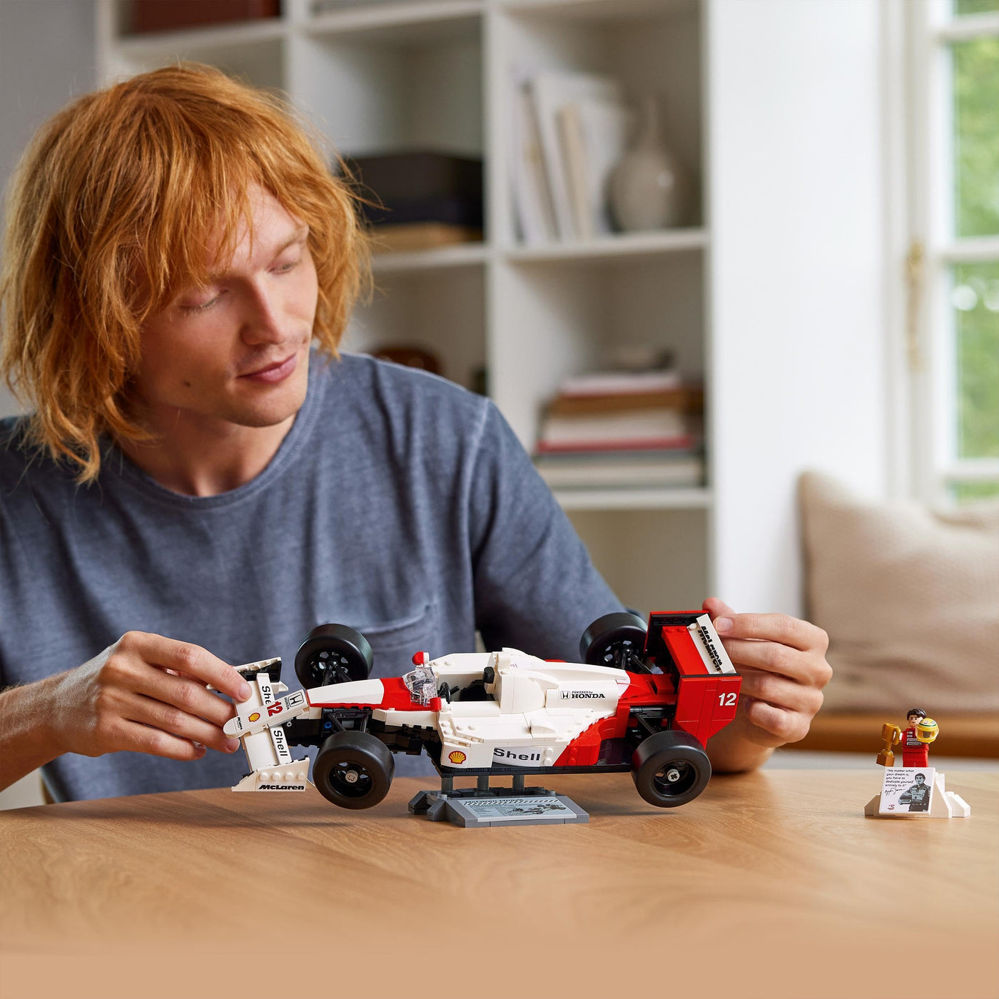 LEGO Icons McLaren MP4/4 & Ayrton Senna Modellauto Set, F1 Rennwagen Bausatz für Erwachsene mit Rennfahrer Mini-Figur, Sammlerstück, Geschenk-Idee zum Geburtstag für Männer, Frauen, Ihn & Sie 10330