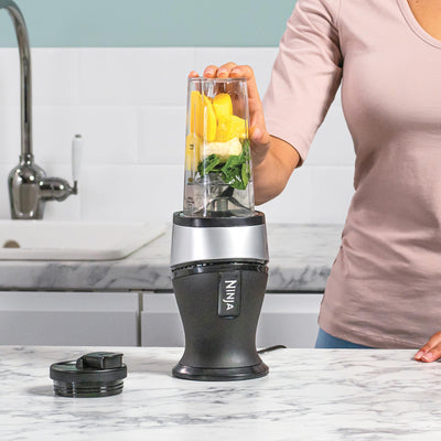 Ninja 700W Slim Mixer & Smoothie Maker, 2x 470ml Becher mit Ausgussdeckel, persönlicher Mixer, Zerkleinert Eis & Gefrorenes Obst, Silber/Schwarz QB3001UKS