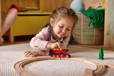 BRIO World 33592 Rote Lola elektrische Lok - Batterie-Lokomotive mit Licht & Sound - Kleinkinderspielzeug empfohlen ab 3 Jahren