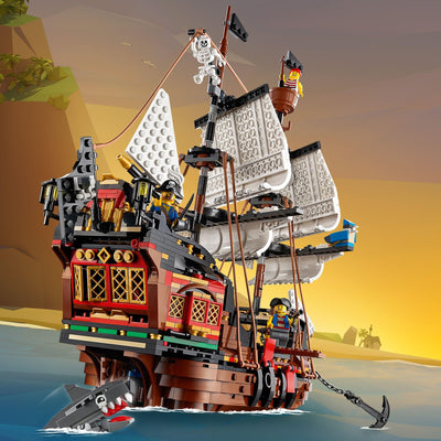 LEGO Creator 3-in-1 Piratenschiff Set, Spielzeug mit 3 Baumöglichkeiten, Baue in Piraten-Taverne oder Pirateninsel mit Totenkopf um, inklusive 3 Minifiguren für Rollenspiel-Abenteuer 31109